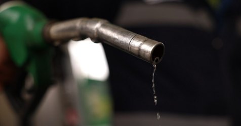 Λήγει η επιδότηση στα καύσιμα – Πώς διαμορφώνονται οι διυλιστηριακές τιμές σε βενζίνη και diesel