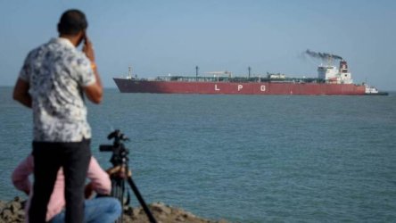 Στενά του Ορμούζ: Δεξαμενόπλοιο χτυπήθηκε από άγνωστο βλήμα – Συναγερμός για τη ναυσιπλοΐα
