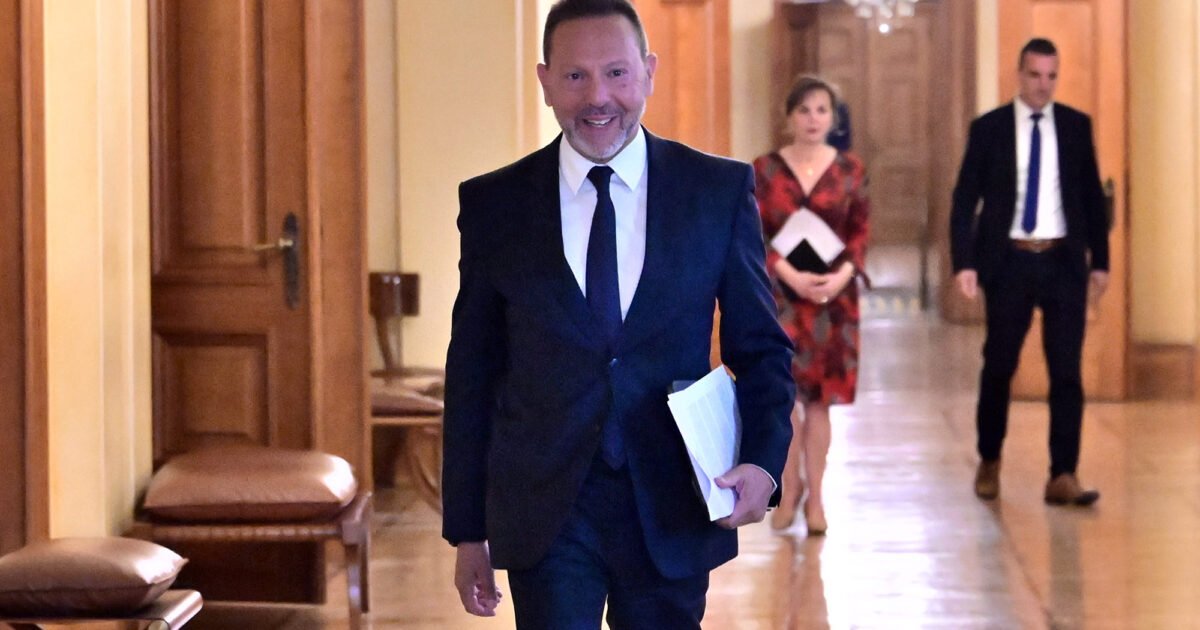 «Στουρνάρας: Από την Αποτυχία στη Διπλή Αναβάθμιση της Ελλάδας – Πώς οι Σωστές Πολιτικές Μεταμορφώνουν το Μέλλον»