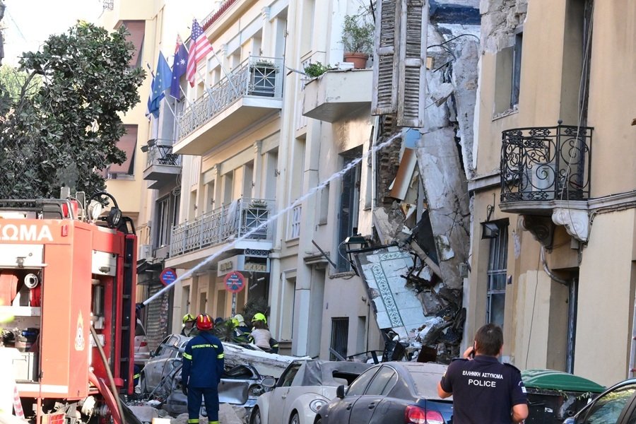 «Σοκ στην Πλάκα: Κατέρρευσε τριώροφο κτίριο από ισχυρή έκρηξη – Τρεις απεγκλωβισμοί και τραυματίες»