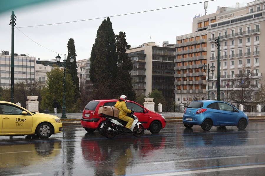 «Καταιγίδες και Ψύχρα: Η Επικείμενη Επιδείνωση του Καιρού»