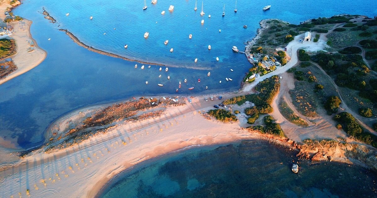 «Ανακαλύψτε την Κρυφή Παραλία της Αττικής που Θυμίζει την Μαγεία της Κολώνας στην Κύθνο!»