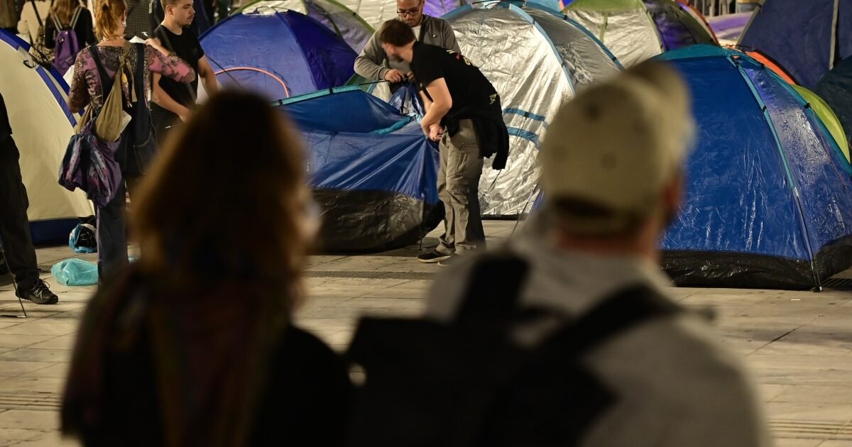 Φοιτητές καταλαμβάνουν το Σύνταγμα και άλλες πόλεις της Ελλάδας με σκηνές διαμαρτυρίας