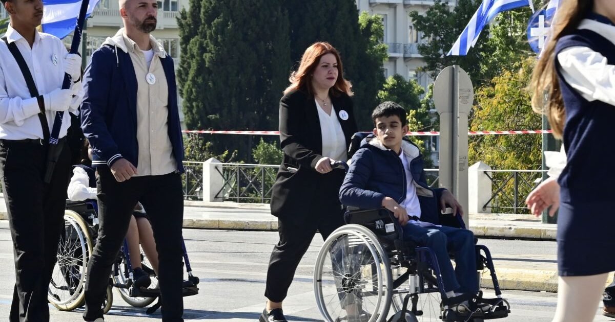 Η μαγευτική μαθητική παρέλαση στο Σύνταγμα υπό τον ήλιο